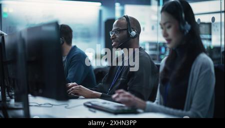 Responsable du support technique positif parlant lors d'un appel, fournissant des solutions d'assistance à un client rencontrant des problèmes de dépannage avec un produit. Heureux homme africain résolvant avec succès le problème Banque D'Images