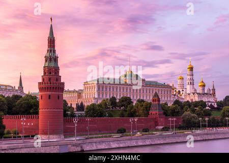 La vue du Kremlin de Moscou sur un coucher de soleil Banque D'Images