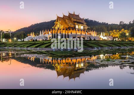 Pavillon Royal illuminé et son reflet dans l'étang du parc Royal Flora Ratchaphruek. Ciel coloré dans la soirée. Chiang mai, Thaïlande Banque D'Images