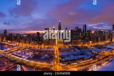 Skyline urbain de Chicago Loop la nuit en hiver. Heure bleue. Vue aérienne. États-Unis d'Amérique. Banque D'Images