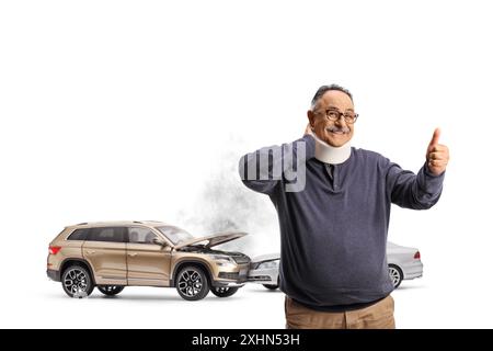 Homme mûr avec un cou blessé après un accident de voiture gestuelle pouces vers le haut isolé sur fond blanc Banque D'Images