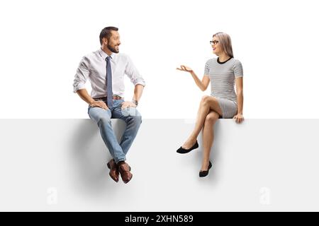 Femme parlant à un homme professionnel et assise sur un panneau isolé sur fond blanc Banque D'Images