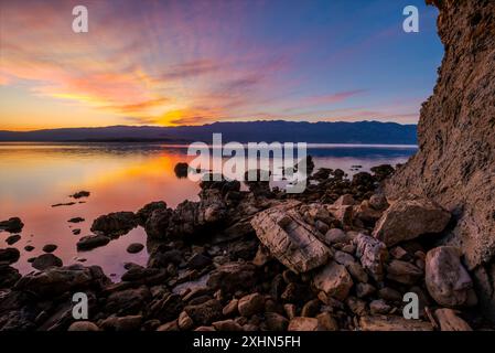 La côte de l'île de Rab en Croatie lors d'un beau lever de soleil Banque D'Images