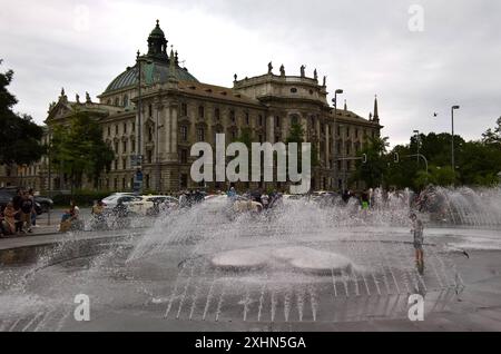 München, Brunnen am Karlsplatz bzw Stachus *** Munich, fontaine à Karlsplatz ou Stachus Banque D'Images