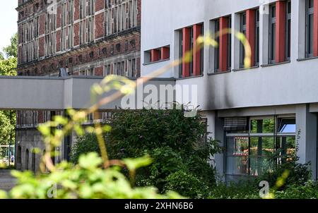 15 juillet 2024, Berlin : des traces d'incendie sont visibles sur la façade du lycée Tiergarten à Altonaer Straße. Il y a eu un incendie criminel présumé dans le bâtiment. Photo : Jens Kalaene/dpa Banque D'Images