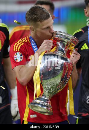 Berlin, Deutschland. 14 juillet 2024. Allemagne, 14.07.2024 Football, Football : UEFA EURO 2024, EM, Championnat d'Europe 2024, finale M51, match 51, Espagne - Angleterre 2:1 Dani Olmo d'Espagne embrasse le trophée crédit : dpa/Alamy Live News Banque D'Images