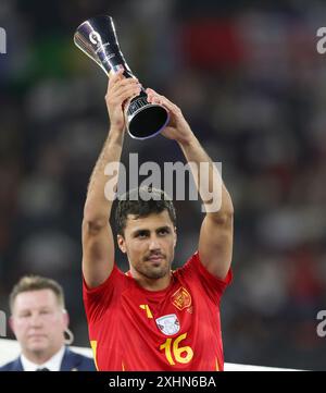 Berlin, Deutschland. 14 juillet 2024. Allemagne, 14.07.2024 Football, Football : UEFA EURO 2024, EM, Championnat d'Europe 2024, finale M51, match 51, Espagne - Angleterre 2:1 Rodri d'Espagne meilleur joueur du tournoi honneur du meilleur joueur du tournoi crédit : dpa/Alamy Live News Banque D'Images