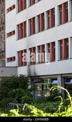 15 juillet 2024, Berlin : des traces d'incendie sont visibles sur la façade du lycée Tiergarten à Altonaer Straße. Il y a eu un incendie criminel présumé dans le bâtiment. Photo : Jens Kalaene/dpa Banque D'Images