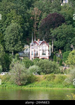 Une ancienne villa de la ville de Körnerweg 18a à Dresde, prise dans les prairies de l'Elbe, offre un motif photo pittoresque et est une attraction touristique populaire. Banque D'Images