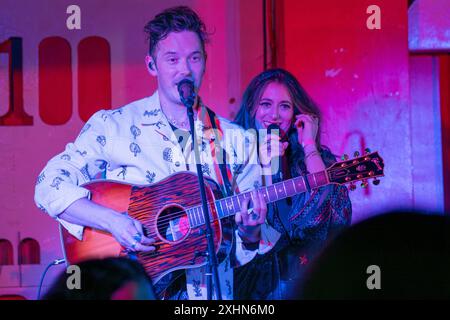 Sam Palladio avec Alyssa Bonagura ensemble sur scène pendant le concert. Sam Palladio, surtout connu pour son rôle principal dans la série télévisée musicale Nashville, a tenu un concert au légendaire 100 Club de Londres pour célébrer le lancement de son nouveau single « Meanwhile in London ». Sam a été rejoint sur scène par des invités spéciaux, Chris Shiflett du groupe Foo Fighters qui tourne actuellement dans le monde et Alyssa Bonagura qui a également joué en tant que groupe de soutien. Banque D'Images