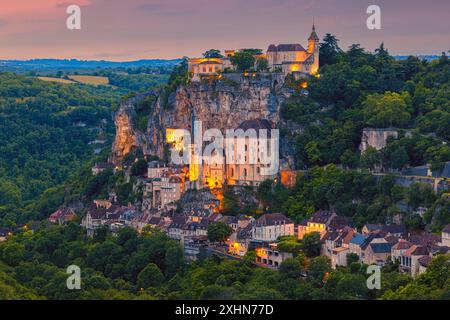 Une image d'une soirée d'été au coucher du soleil à Rocamadour, ville et lieu de pèlerinage en France, épinglée à sa falaise calcaire, au ravin d'Alzo Banque D'Images