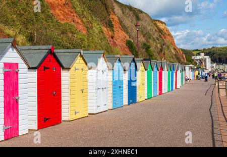 Cabines colorées sous les falaises le long de la promenade du front de mer à Seaton, Devon, dans la côte jurassique Site du patrimoine mondial, le sud-ouest de l'Angleterre, Royaume-Uni Banque D'Images