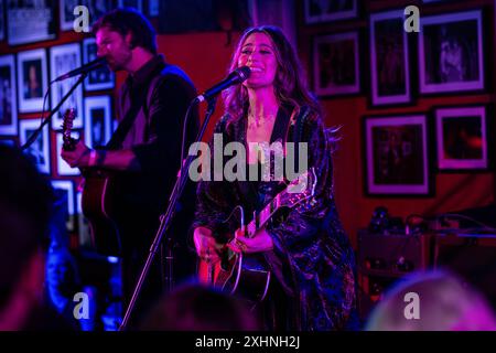 Londres, Royaume-Uni. 19 juin 2024. Sam Palladio avec Alyssa Bonagura ensemble sur scène pendant le concert. Sam Palladio, surtout connu pour son rôle principal dans la série télévisée musicale Nashville, a tenu un concert au légendaire 100 Club de Londres pour célébrer le lancement de son nouveau single « Meanwhile in London ». Sam a été rejoint sur scène par des invités spéciaux, Chris Shiflett du groupe Foo Fighters qui tourne actuellement dans le monde et Alyssa Bonagura qui a également joué en tant que groupe de soutien. (Photo de Bonnie Britain/SOPA images/SIPA USA) crédit : SIPA USA/Alamy Live News Banque D'Images