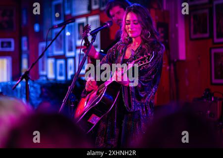 Londres, Royaume-Uni. 19 juin 2024. Alyssa Bonagura se produit en direct pendant le concert. Sam Palladio, surtout connu pour son rôle principal dans la série télévisée musicale Nashville, a tenu un concert au légendaire 100 Club de Londres pour célébrer le lancement de son nouveau single « Meanwhile in London ». Sam a été rejoint sur scène par des invités spéciaux, Chris Shiflett du groupe Foo Fighters qui tourne actuellement dans le monde et Alyssa Bonagura qui a également joué en tant que groupe de soutien. (Photo de Bonnie Britain/SOPA images/SIPA USA) crédit : SIPA USA/Alamy Live News Banque D'Images