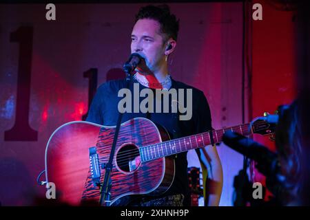 Londres, Royaume-Uni. 19 juin 2024. Sam Palladio se produit en direct pendant le concert. Sam Palladio, surtout connu pour son rôle principal dans la série télévisée musicale Nashville, a tenu un concert au légendaire 100 Club de Londres pour célébrer le lancement de son nouveau single « Meanwhile in London ». Sam a été rejoint sur scène par des invités spéciaux, Chris Shiflett du groupe Foo Fighters qui tourne actuellement dans le monde et Alyssa Bonagura qui a également joué en tant que groupe de soutien. (Photo de Bonnie Britain/SOPA images/SIPA USA) crédit : SIPA USA/Alamy Live News Banque D'Images