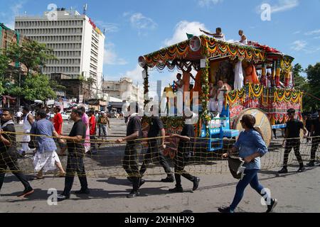 Kolkata, Inde, 15 juillet 2024 — les rues de Kolkata ont pris vie aujourd'hui alors que des milliers de dévots hindous se sont rassemblés pour célébrer l'Ulta-Rath Yatra, marquant le voyage de retour des chars transportant les divinités de Jagannath, Balaram et Subhadra. Organisée par la Société internationale pour la conscience de Krishna (ISKCON), la grande procession a fait son chemin sur l’emblématique route de Chowringhee, attirant des participants et des spectateurs de toute la ville et au-delà. Le Yatra Ulta-Rath, également connu sous le nom de voyage de retour, est un événement important dans le calendrier hindou. Il commémore le retour de Lord Jag Banque D'Images