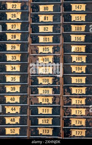 Tiroirs de rangement en métal rétro noir avec chiffres Banque D'Images