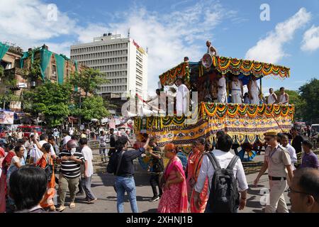 Kolkata, Inde, 15 juillet 2024 — les rues de Kolkata ont pris vie aujourd'hui alors que des milliers de dévots hindous se sont rassemblés pour célébrer l'Ulta-Rath Yatra, marquant le voyage de retour des chars transportant les divinités de Jagannath, Balaram et Subhadra. Organisée par la Société internationale pour la conscience de Krishna (ISKCON), la grande procession a fait son chemin sur l’emblématique route de Chowringhee, attirant des participants et des spectateurs de toute la ville et au-delà. Le Yatra Ulta-Rath, également connu sous le nom de voyage de retour, est un événement important dans le calendrier hindou. Il commémore le retour de Lord Jag Banque D'Images