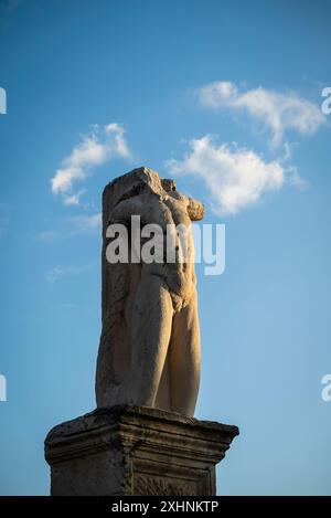 Statue de l'un des géants à l'entrée de l'Odéon d'Agrippa, ancienne Agora d'Athènes, Athènes, Grèce Banque D'Images