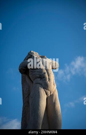 Statue de l'un des géants à l'entrée de l'Odéon d'Agrippa, ancienne Agora d'Athènes, Athènes, Grèce Banque D'Images