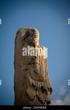 Statue de l'un des géants à l'entrée de l'Odéon d'Agrippa, ancienne Agora d'Athènes, Athènes, Grèce Banque D'Images