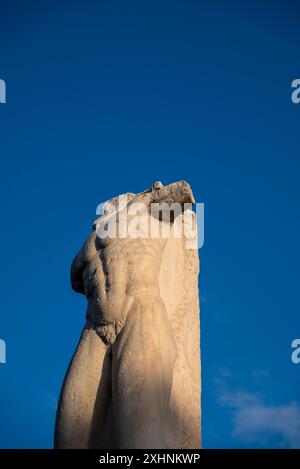 Statue de l'un des géants à l'entrée de l'Odéon d'Agrippa, ancienne Agora d'Athènes, Athènes, Grèce Banque D'Images