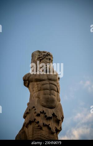 Statue de l'un des géants à l'entrée de l'Odéon d'Agrippa, ancienne Agora d'Athènes, Athènes, Grèce Banque D'Images