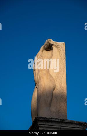 Statue de l'un des géants à l'entrée de l'Odéon d'Agrippa, ancienne Agora d'Athènes, Athènes, Grèce Banque D'Images