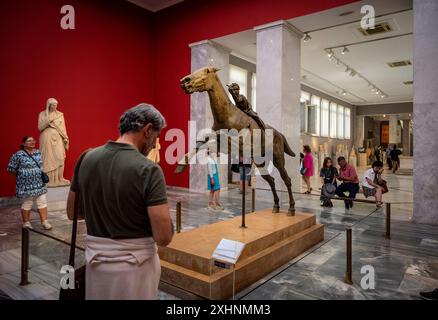 Jockey d'Artemision, une grande statue hellénistique en bronze d'un jeune garçon monté à cheval, datée d'environ 150-140, perdue dans un naufrage dans l'antiquité, et Banque D'Images