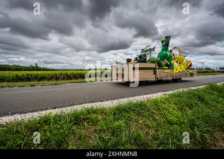 Convoi publicitaire de course Tour de France 2024 en direction de Dijon étape 6 arrivée. Banque D'Images