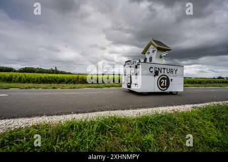 Convoi publicitaire de course Tour de France 2024 en direction de Dijon étape 6 arrivée. Banque D'Images