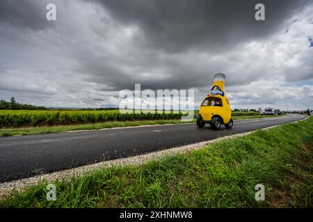 Convoi publicitaire de course Tour de France 2024 en direction de Dijon étape 6 arrivée. Banque D'Images