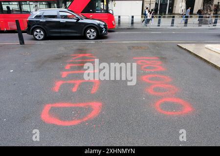 Cénotaphe, Whitehall, Londres, Royaume-Uni. 15 juillet 2024. Les jeunes exigent une manifestation de peinture au pistolet sur la Palestine à côté du cénotaphe. Credit : Matthew Chattle/Alamy Live News Banque D'Images