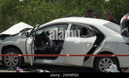 Nir TZVI, ISRAËL - 14 JUILLET : les forces de sécurité israéliennes enquêtent sur une attaque par un conducteur arabe israélien contre plusieurs militaires à un arrêt de bus au carrefour de Nir Tzvi près de Ramle le 14 juillet 2024, à Nir Tzvi, Israël. Les forces de l'ordre ont intensifié leur vigilance depuis la veille, à la suite d'une tentative israélienne de cibler Muhammad Deif, le chef de la branche armée du Hamas recherché depuis trois décennies. Banque D'Images