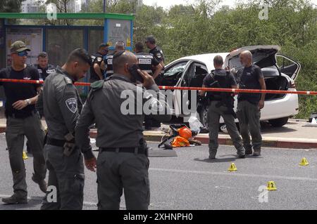 Nir TZVI, ISRAËL - 14 JUILLET : les forces de sécurité israéliennes enquêtent sur une attaque par un conducteur arabe israélien contre plusieurs militaires à un arrêt de bus au carrefour de Nir Tzvi près de Ramle le 14 juillet 2024, à Nir Tzvi, Israël. Les forces de l'ordre ont intensifié leur vigilance depuis la veille, à la suite d'une tentative israélienne de cibler Muhammad Deif, le chef de la branche armée du Hamas recherché depuis trois décennies. Banque D'Images