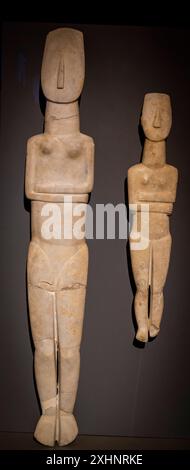 Figurines féminines aux bras pliés, art cycladique, 2800-2300 av. J.-C., Musée archéologique national, Athènes, Grèce Banque D'Images