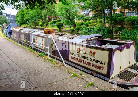 Un bateau étroit appartenant à la canal Trading Company amarré sur le côté du Grand Union canal à Londres, au Royaume-Uni Banque D'Images