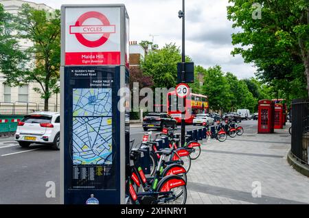 La station d'accueil de vélos de location Maida Hill Santander sur Elgin Avenue à Londres, Royaume-Uni Banque D'Images