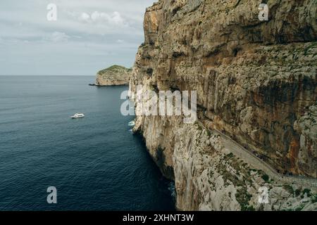 Escaliers vers la grotte de Grotta di Nettuno, Sardaigne, Italie. Photo de haute qualité Banque D'Images