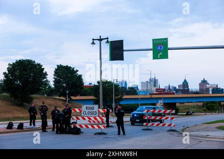 Milwaukee, États-Unis. 14 juillet 2024. MILWAUKEE, WISCONSIN - 14 JUILLET : la police de Milwaukee se réunit à la veille de la Convention nationale républicaine (RNC) le 14 juillet 2024, à Milwaukee, Wisconsin. La convention se conclura avec l'ancien président Donald Trump acceptant la nomination présidentielle de son parti. Le RNC a lieu du 15 au 18 juillet. Crédit : SOPA images Limited/Alamy Live News Banque D'Images