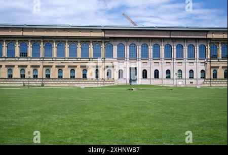 Munich, Allemagne. 15 juillet 2024. L'Alte Pinakothek dans le Kunstareal. Le Kunstareal est situé dans le quartier Maxvorstadt de Munich et comprend de nombreux musées, espaces d'exposition et galeries. Crédit : Sven Hoppe/dpa/Alamy Live News Banque D'Images