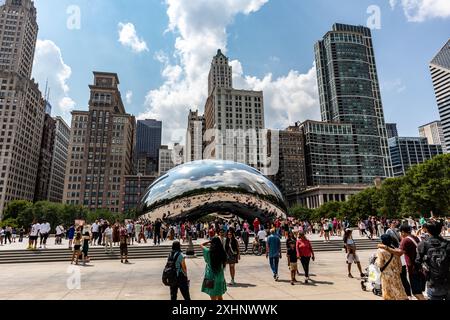 Touriste à Cloud Gate, The Bean, à Millennium Park, Chicago, Illinois, États-Unis un jour d'été Banque D'Images