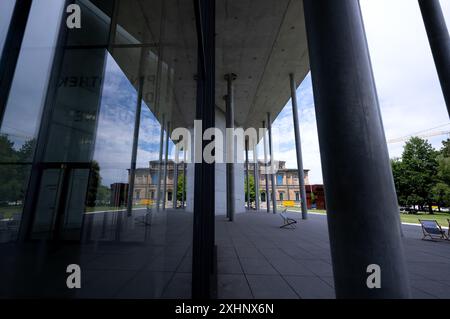 Munich, Allemagne. 15 juillet 2024. La Pinakothek der moderne et l'Alte Pinakothek (en arrière-plan) dans le Kunstareal. Le Kunstareal est situé dans le quartier Maxvorstadt de Munich et comprend de nombreux musées, espaces d'exposition et galeries. Crédit : Sven Hoppe/dpa/Alamy Live News Banque D'Images