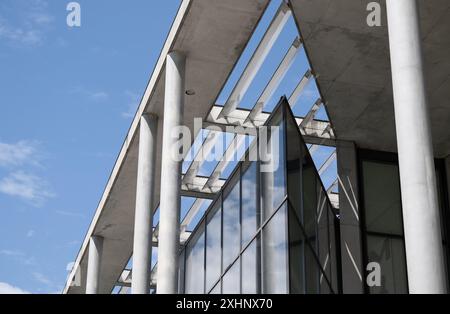 Munich, Allemagne. 15 juillet 2024. La Pinakothek der moderne dans le Kunstareal. Le Kunstareal est situé dans le quartier Maxvorstadt de Munich et comprend de nombreux musées, espaces d'exposition et galeries. Crédit : Sven Hoppe/dpa/Alamy Live News Banque D'Images