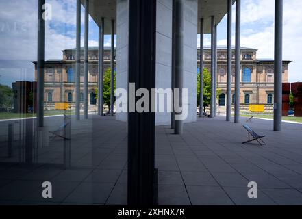 Munich, Allemagne. 15 juillet 2024. La Pinakothek der moderne et l'Alte Pinakothek (en arrière-plan) dans le Kunstareal. Le Kunstareal est situé dans le quartier Maxvorstadt de Munich et comprend de nombreux musées, espaces d'exposition et galeries. Crédit : Sven Hoppe/dpa/Alamy Live News Banque D'Images