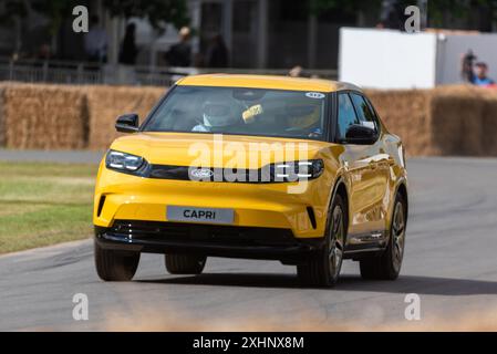 Voiture VUS électrique Ford Capri EV conduisant sur la piste de montée de colline au Goodwood Festival of Speed 2024 événement de sport automobile dans le West Sussex, Royaume-Uni Banque D'Images