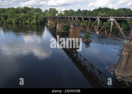 L'ancien chevalet de chemin de fer traverse la rivière Catawba Banque D'Images