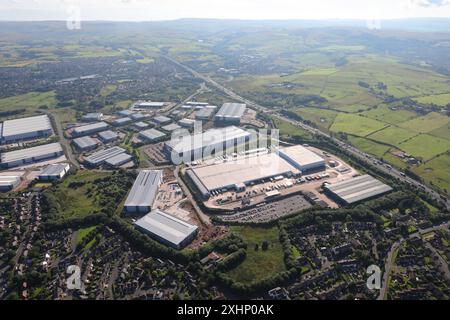 Vue aérienne de la zone industrielle du parc de distribution (y compris Kingsway Business Park) à la sortie 21 de l'autoroute M62 à Rochdale, Manchester Banque D'Images