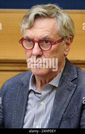 Roma, Italie. 15 juillet 2024. Gianni Barbacetto, giornalista, in occasione della conferenza stampa M5S sul decreto casa, 'Salviamo Milano e l'Italia dalla speculazione', Camera dei Deputati a Roma, Lunedì 15 Luglio 2024 (foto Mauro Scrobogna/LaPresse) Gianni Barbacetto, journaliste, à l'occasion de la conférence de presse du M5S sur le décret de la chambre, "sauvons Milan et l'Italie de la spéculation", Chambre des députés à Rome, lundi 15 juillet 2024. (Photo de Mauro Scrobogna/LaPresse) crédit : LaPresse/Alamy Live News Banque D'Images