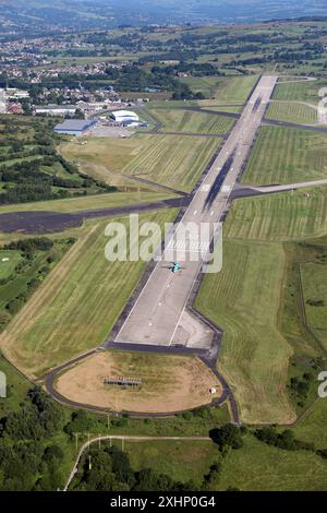 Vue aérienne de l'aéroport de Leeds Bradford (image prise de l'extrémité sud de la piste 32) avec un turbopropulseur Aer Lingus ATR72 en circulation Banque D'Images